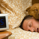 Ilustración para el artículo titulado Cómo afecta a nuestro sueño compartir la cama (o habitación) con el perro